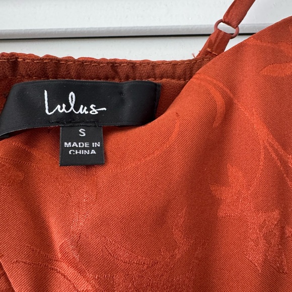 Lulu’s Regal Romance Rust Floral Jacquard Pleated Satin Midi Dress - Picture 4 of 5